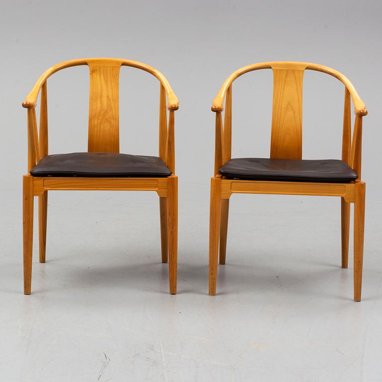 HANS J WEGNER, karmstolar ett par "Kinastolen" "FH1783", Fritz Hansen, Danmark 1994.