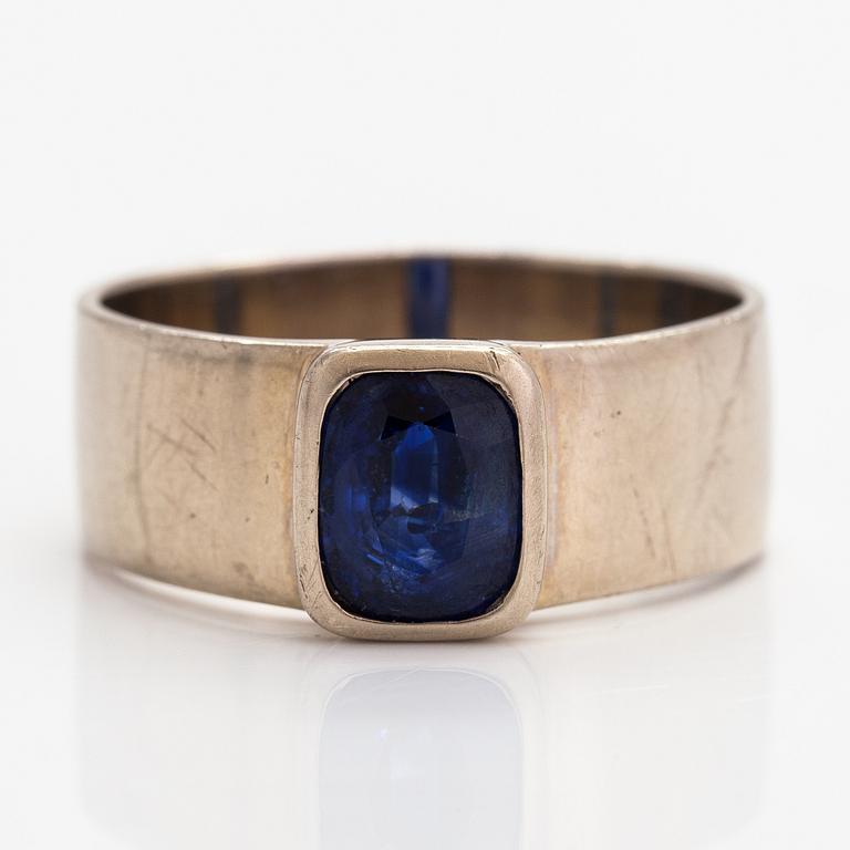 A 14K white gold ring with a sapphire ca 2.70 ct.