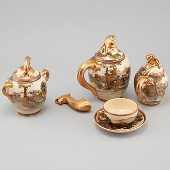 An earthenware teaset in box from the turn of the century 1900.