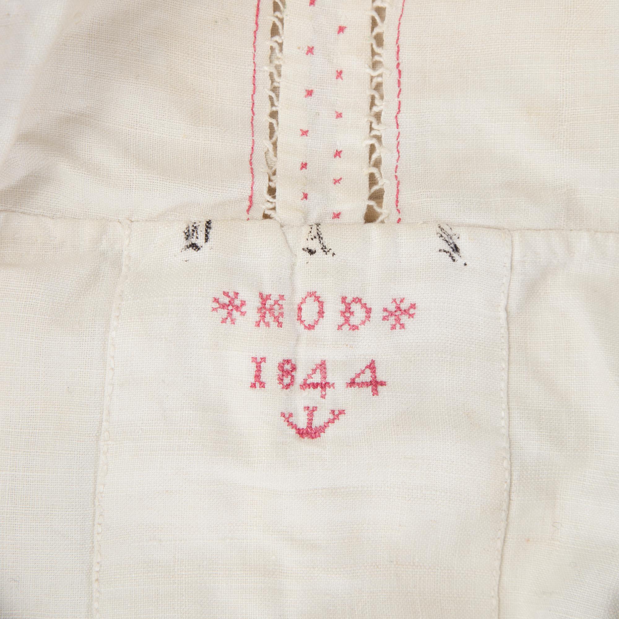 HÄLSINGEDRÄKT, 9 delar, bland annat broderad datering 1844.