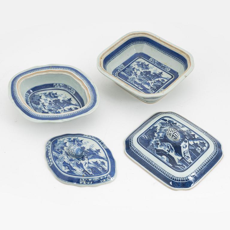 Servis, kompaniporslin, 73 delar, Kina, Qingdynastin, Jiaqing (1795-1820).