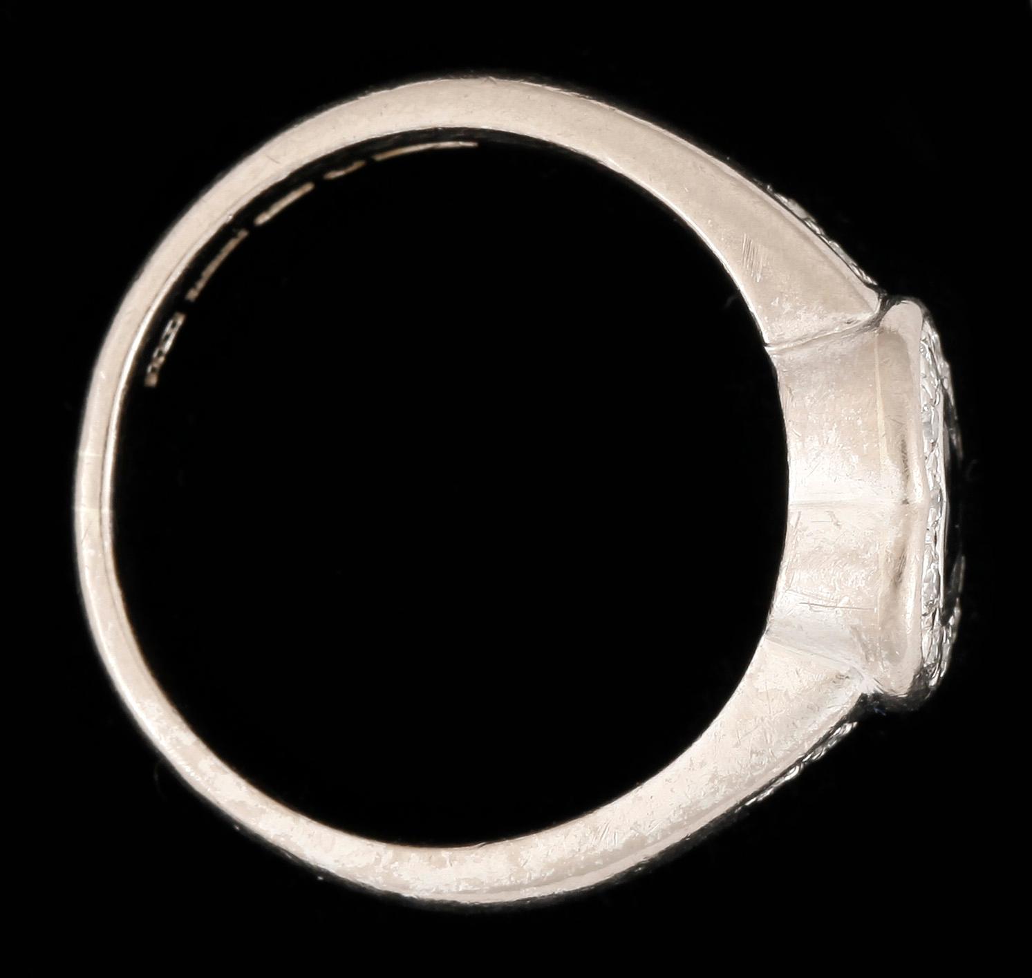 RING, 18k vitguld med hjärtslipad safir och briljantslipade diamanter 0,20ct. Vikt 7,3g.