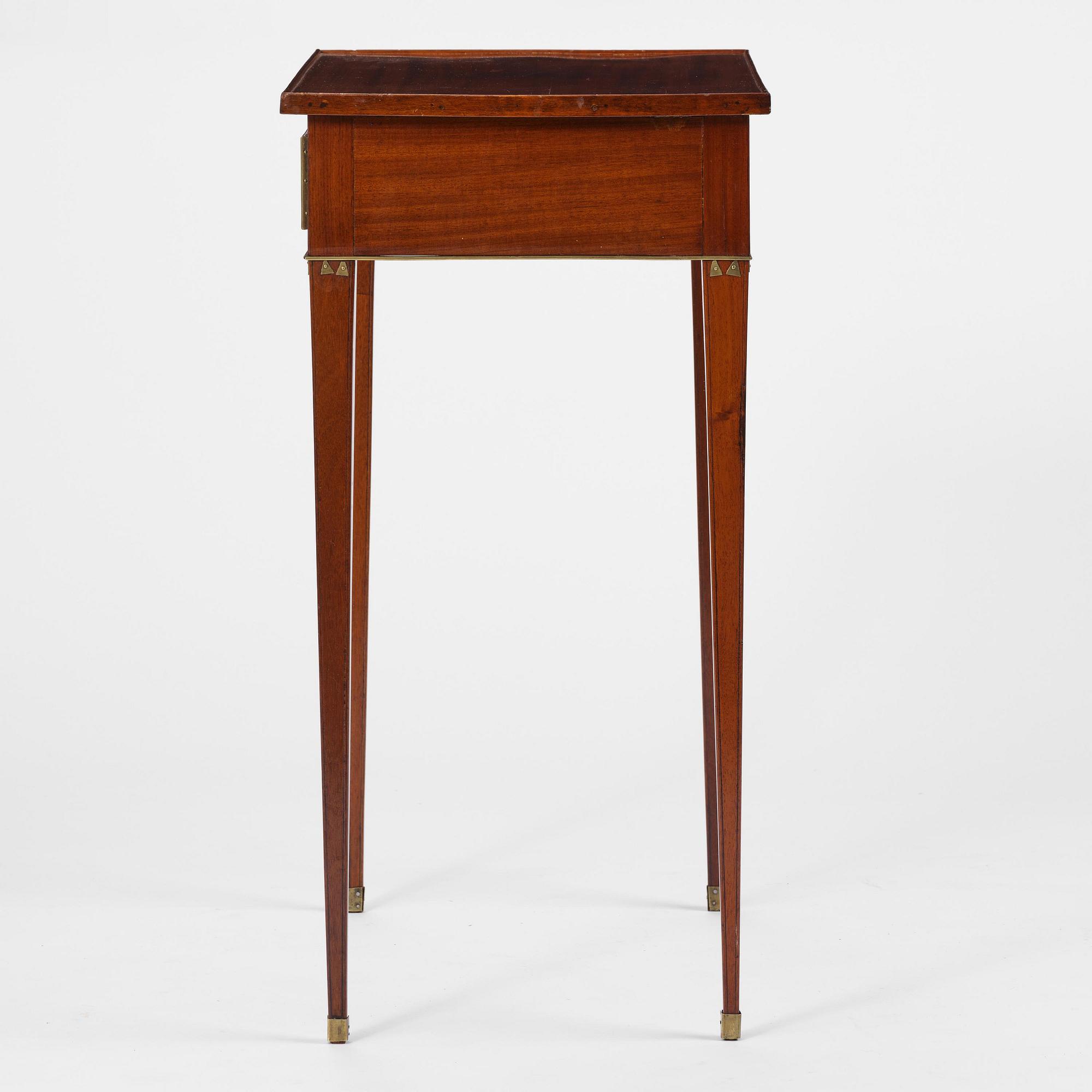 A late Gustavian mahogny table.