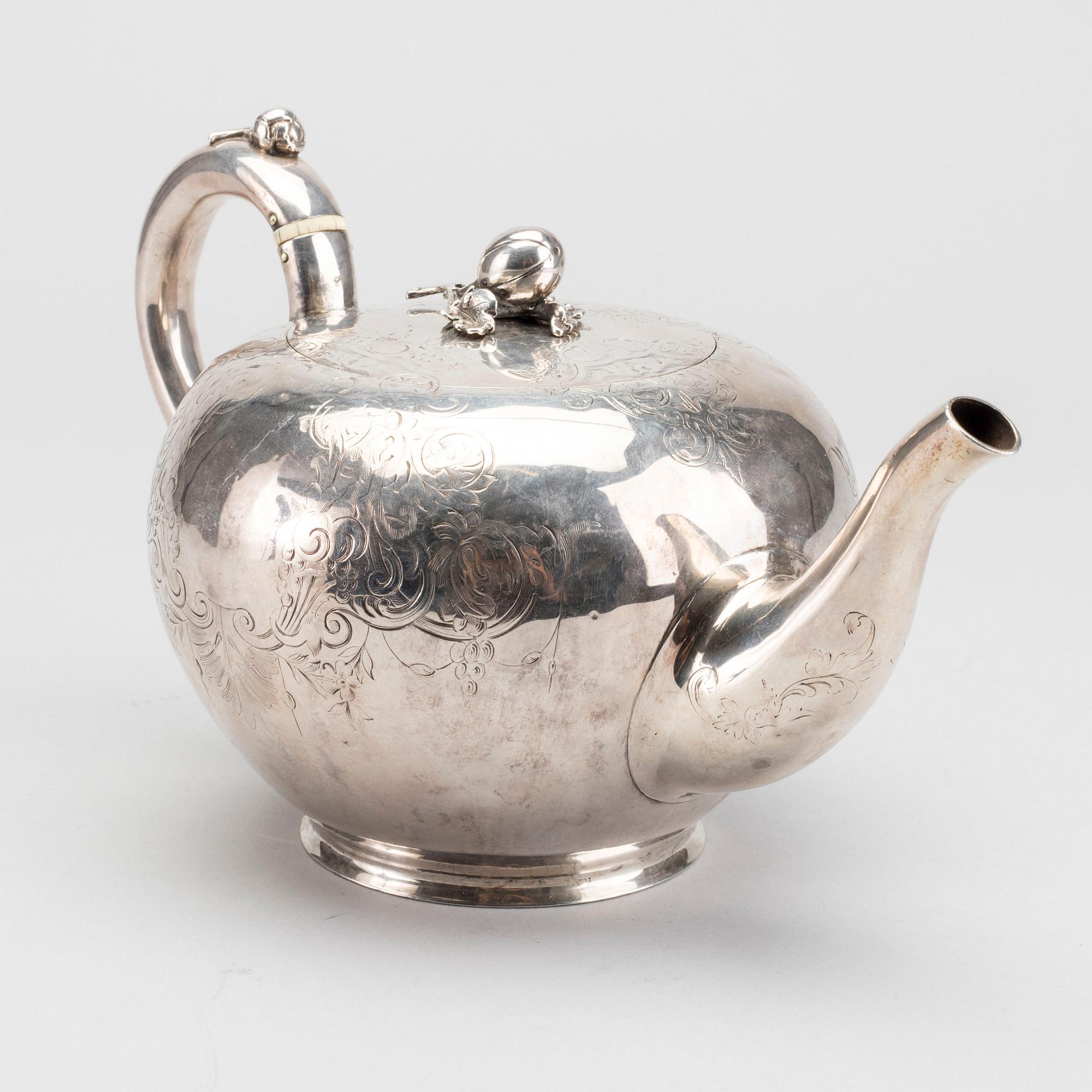 A SILVER TEAPOT LAMBERT COVENTRY St. 1860-1- London.