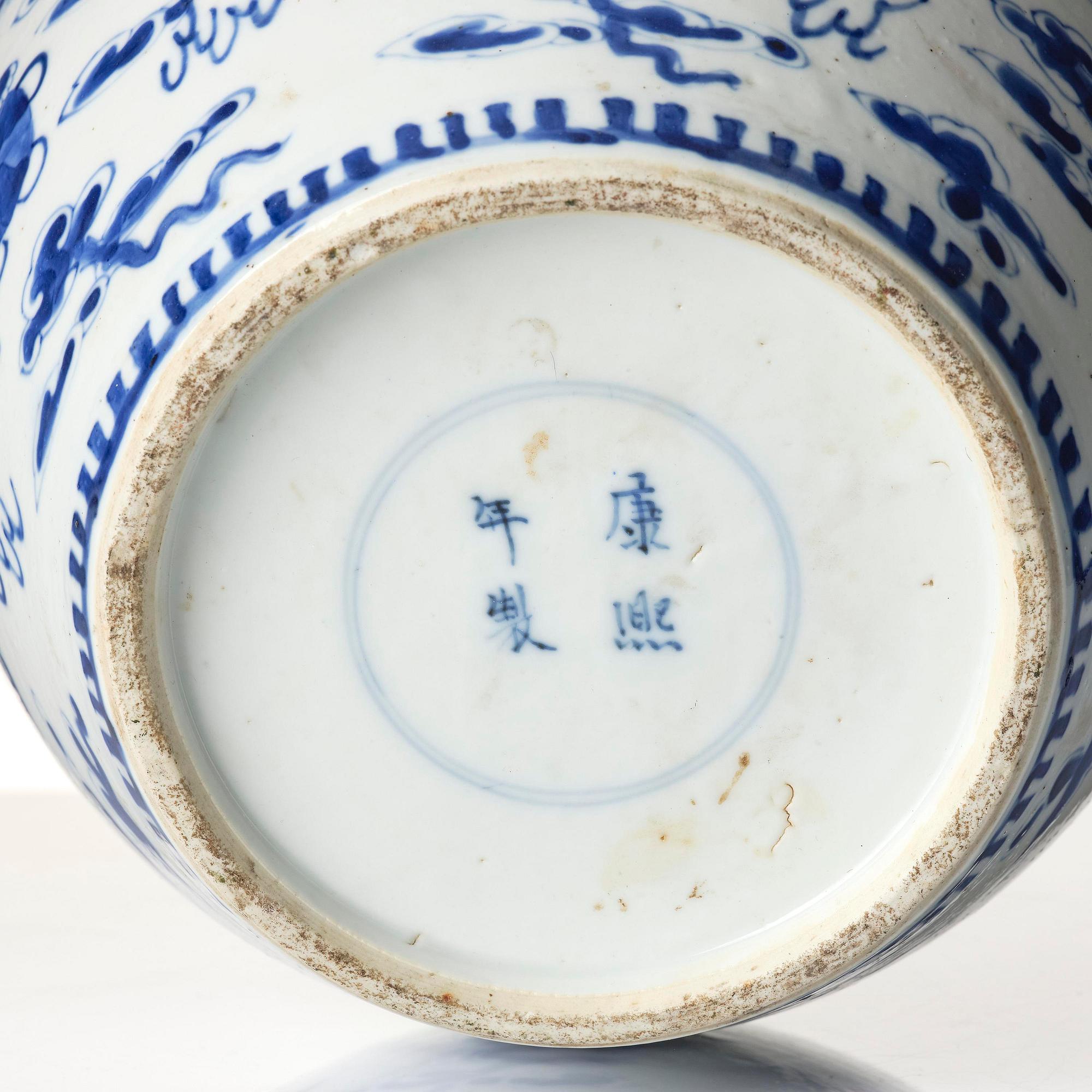 A blue and white jar with cover, Qing dynasty, 19th century.