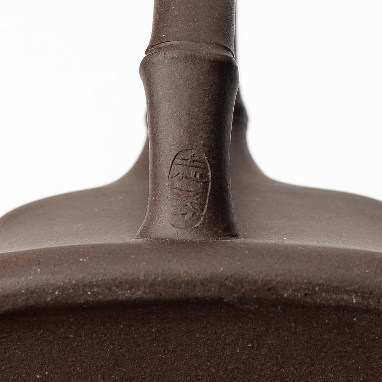 A group of three Chinese yixing teapots, 1980s.