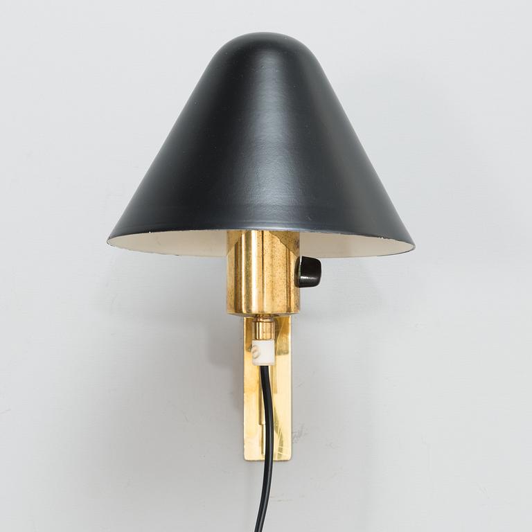 PAAVO TYNELL, a mid-20th century '7284' wall light for Taito/Idman.