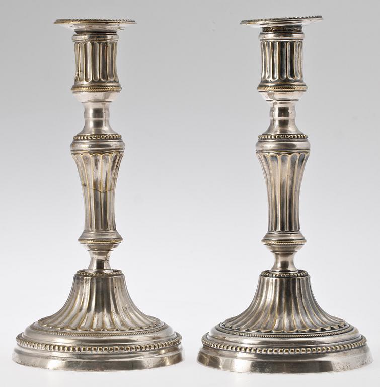 LJUSSTKAR, ett par. Argent haché, 1800-tal.