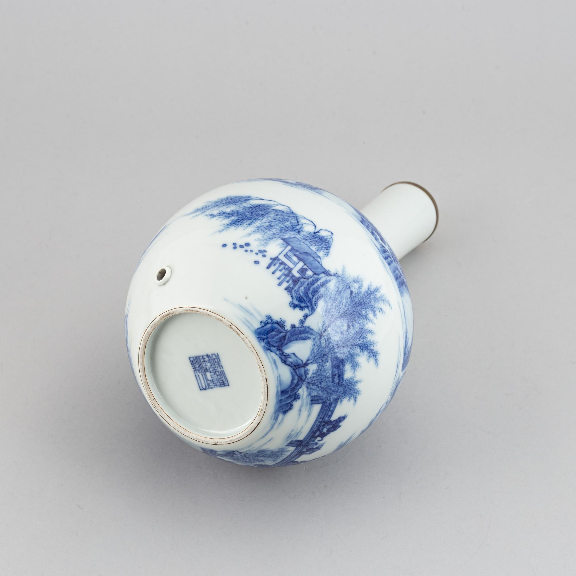 A Chinese blue and white tianqiuping vase, 20th century.