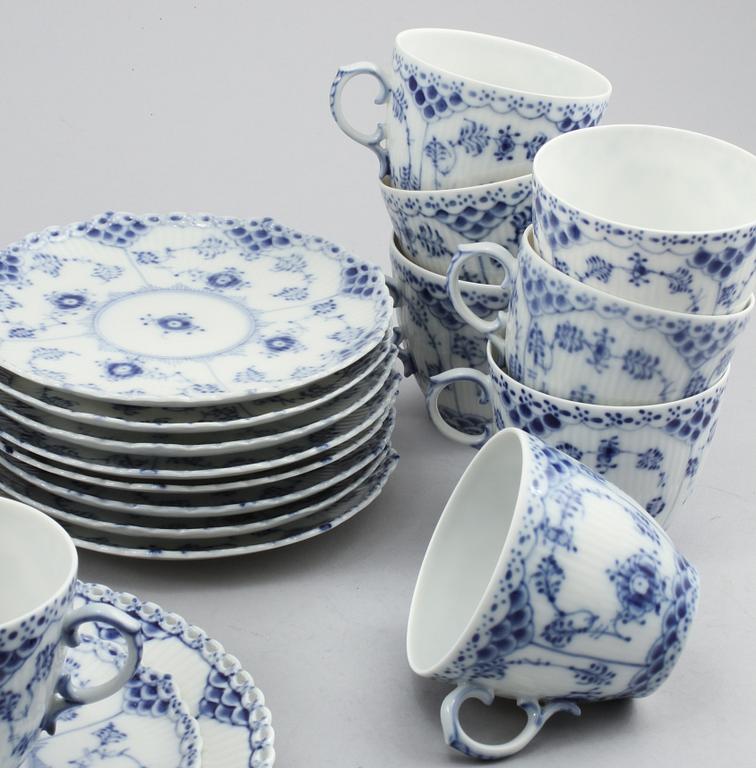 SERVISPORSLIN samt VAS, 18+1 delar, "Musselmalet", Royal Copenhagen, 1900-talets andra hälft.