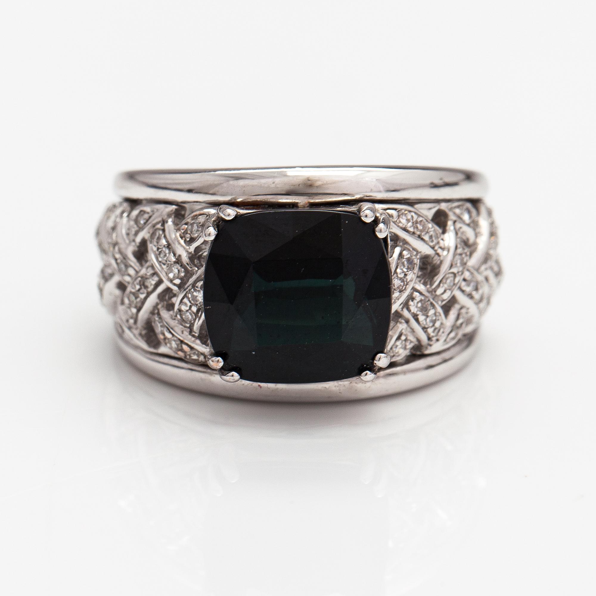 Ring, 14K vitguld, mörk grön turmalin ca 7.38 ct och diamanter ca 0.42 ct tot enligt certifikat.