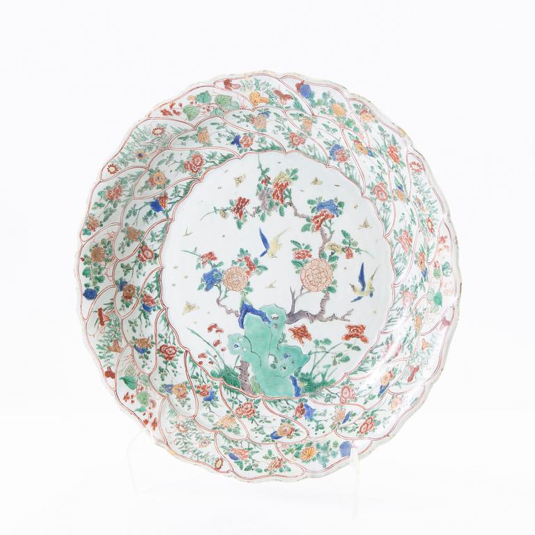 A famille verte dish, Qing dynasty, Kangxi (1662-1722).