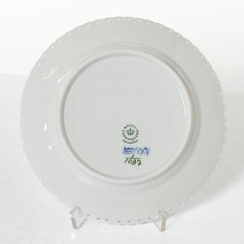 Royal Copenhagen service 49 pieces "Musselmalet", fully decorated in blue.