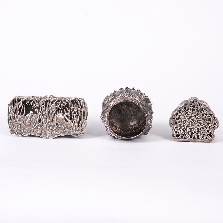 DOSOR, 2 st, och SKÅL, silver, England och Fjärran Östern. Totalvikt ca 241,4 g.