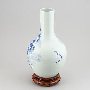 A blue and white tianqiu ping vase, late Qing dynasty.
