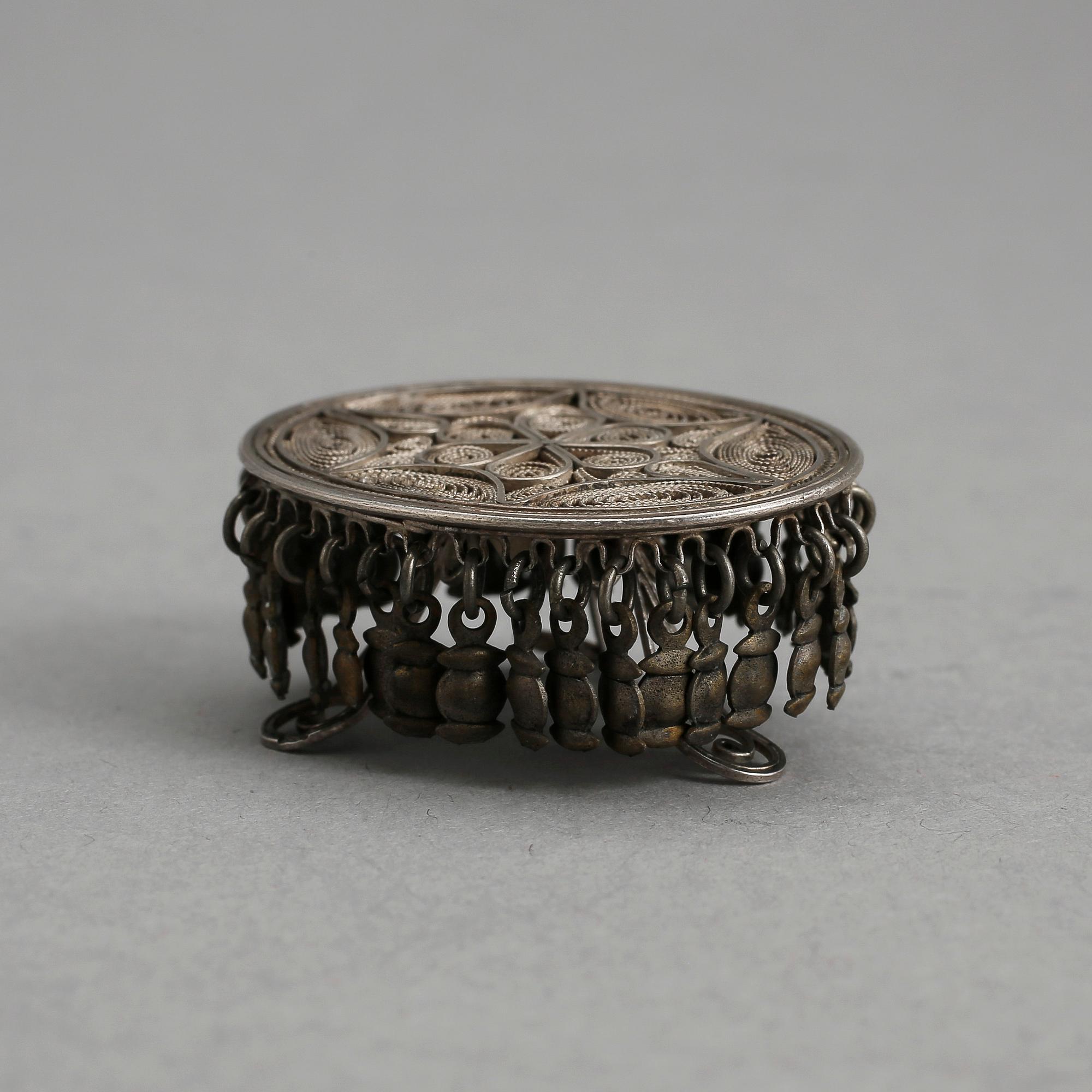 DOCKSSKÅPSMÖBLEMANG, 7 delar, silver, 1800/1900-tal, tot vikt ca 20 gram.