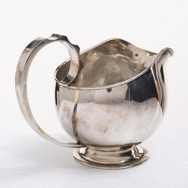 Såskanna, silver, Nordisk Silverkonst, Helsingborg 1947 samt såssked Johan Wahlström, Jönköping 1835.