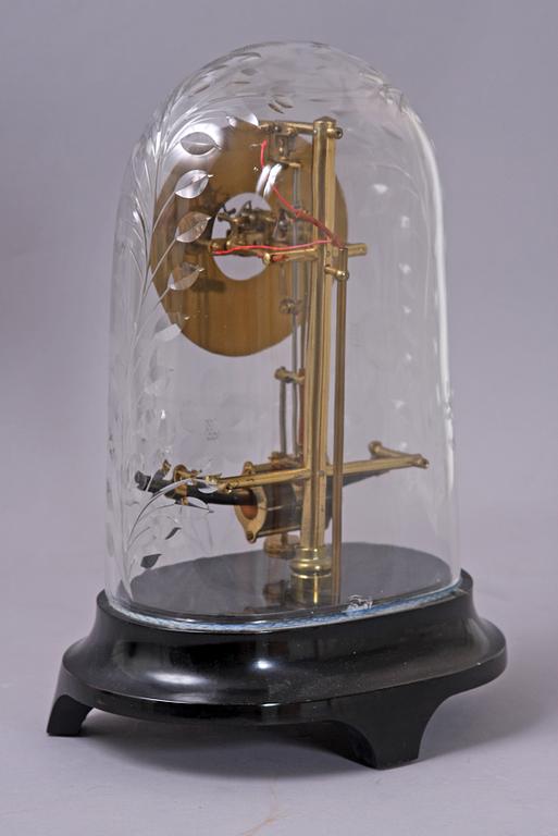 BORDSUR MED GLASHUV. Bulle Patent, omkring 1900.
