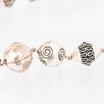 KAULAKORU, RANNEKORUJA, 2 kpl, ja SORMUS, "Halikon Kääty", hopeaa. Kalevala Koru 1972-83.