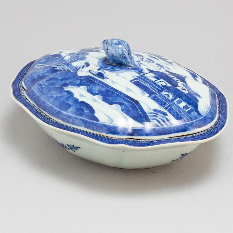 A blue and white vegetable tureen with cover, Qing dynasty, Jiaqing (1796-1820).