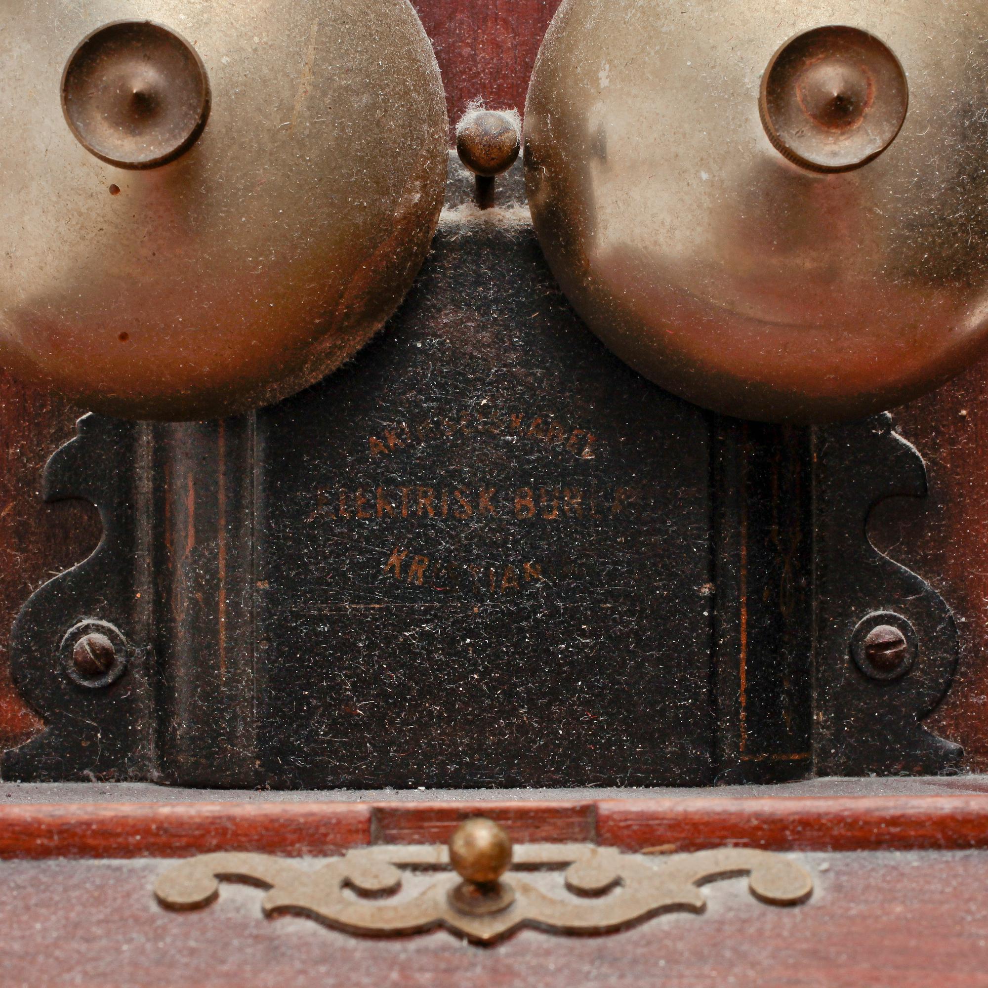 VÄGGTELEFON, trä, märkt AS ELEKTRISKA BUREAU KRISTIANIA, NORGE. 1900-talets början.