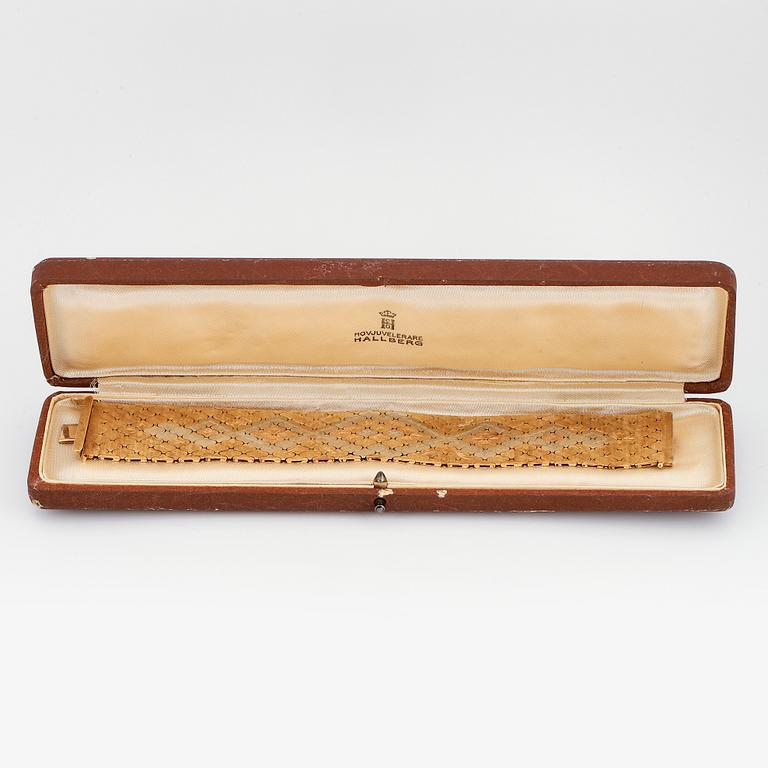 An 18K tri color gold bracelet.