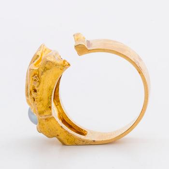 LAPPONIA RING 18K gold w 1 cultured pearl approx 5 mm, design Björn Weckström 1973 "Ukkoshelmi", hallmark Finland.