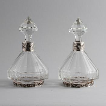 KARAFFER, ett par, glas och silver, Tyskland, svenska importstämplar, 1900-tal.