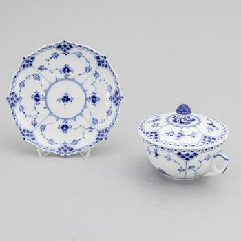 Royal Copenhagen, buljongkoppar, 8 st med lock och fat, porslin, "Musselmalet Halv Blonde", Danmark, 1958-62.