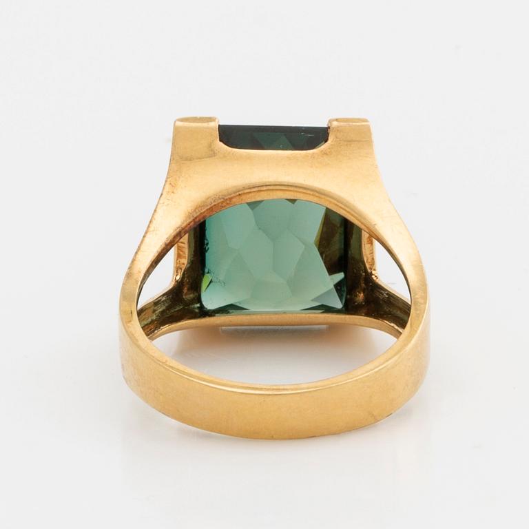 RING 18K gold synthetic spinel approx 14 x 10 mm, total weight 4,9 g.