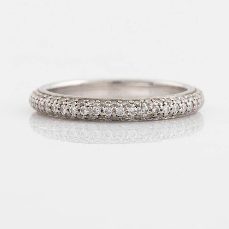 An Engelbert ring "Petite Pavé".