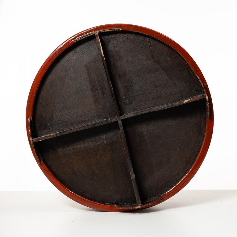 Askar, två stycken, bemålat trä, sydostasien, 1900-tal.