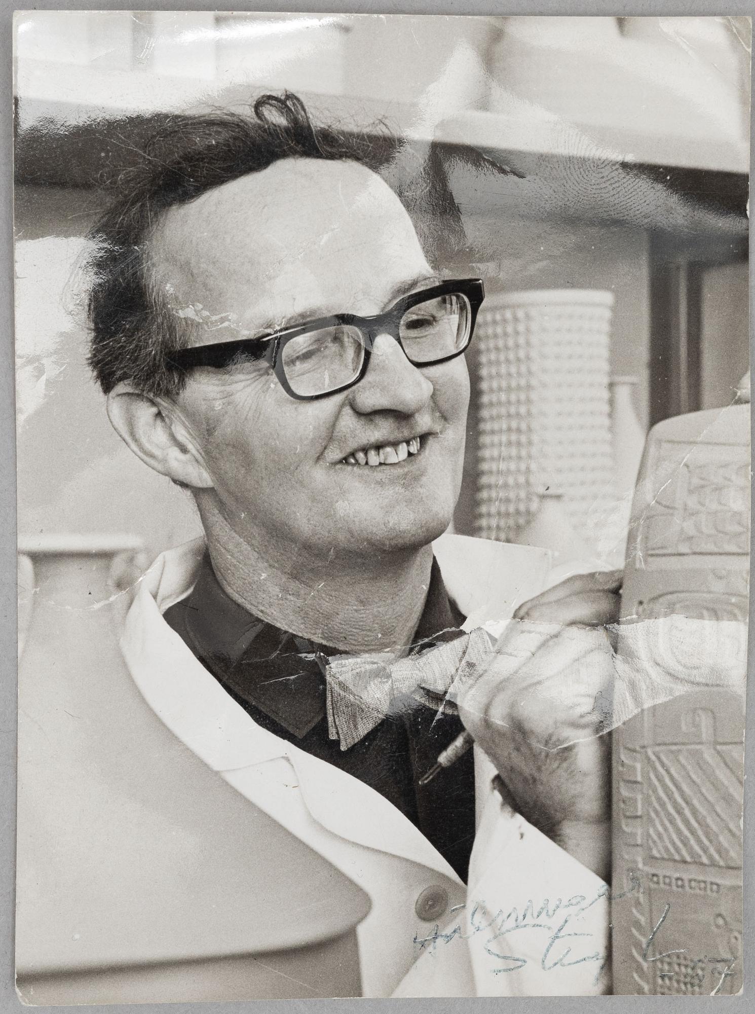 Photograph, signed by Stig Lindberg, 1967.