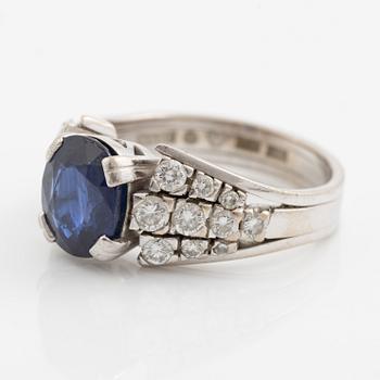 Ring 18K white gold with sapphire and brilliant-cut diamonds.