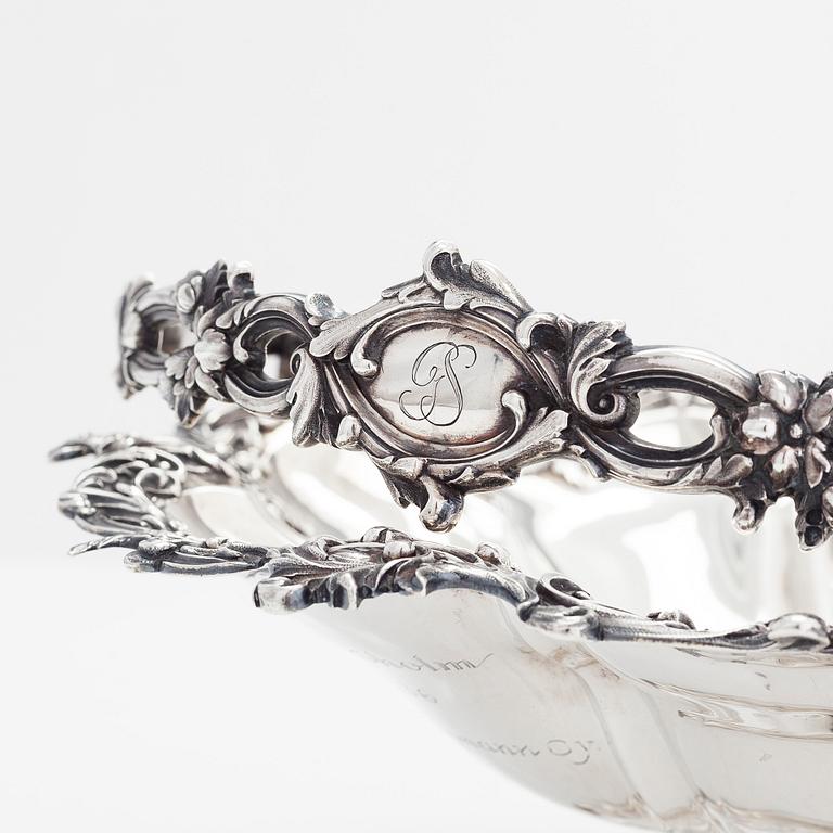 A large Victorian sterling silver breadbasket, maker's mark of Edward, Edward Jn, John and W. Barnard, London 1841.