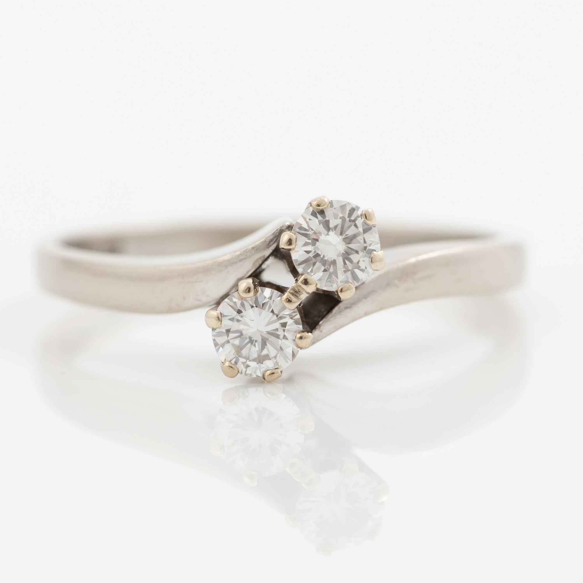 Ring 18K white gold with round brilliant-cut diamonds.