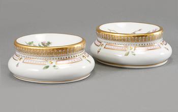 SALTKAR, ett par, porslin, modellnummer 3557 och 3625, Flora Danica, Royal Copenhagen, 1900-tal.