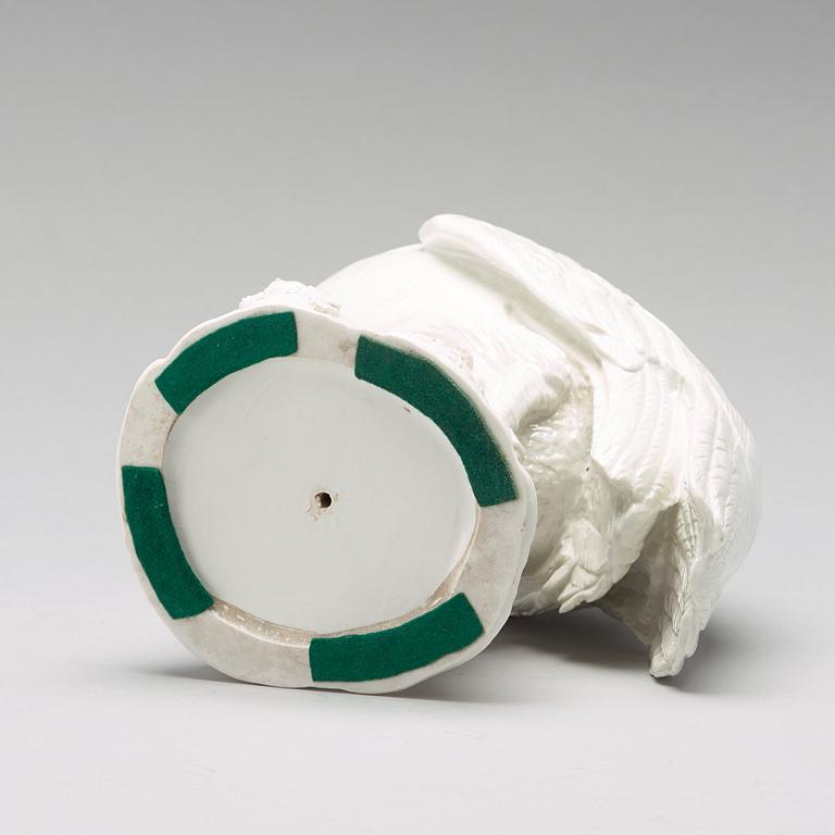 A porcelain figure of a bird, 20th Century.