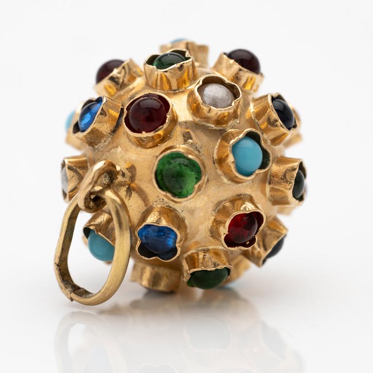 18K gold pendant.