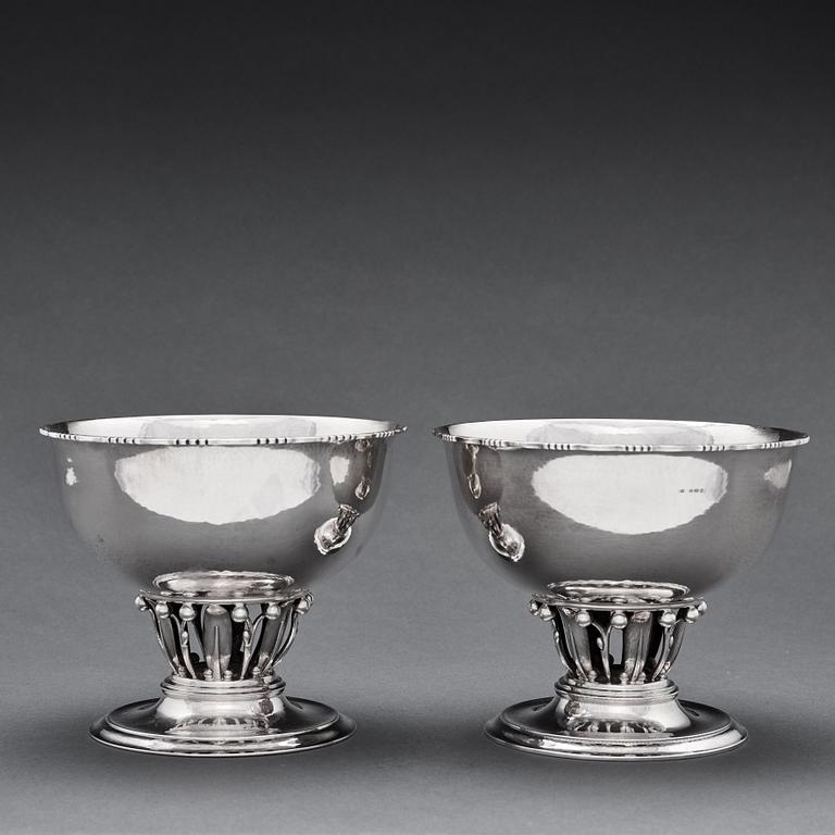 Georg Jensen, skålar 2 st, Köpenhamn  1915-1927 (otydligt), 830/1000 och 925/1000 silver, designnr 19 & 19A.