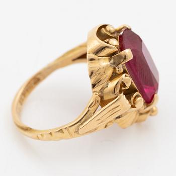Ring 18K gold with synthetic red stone.