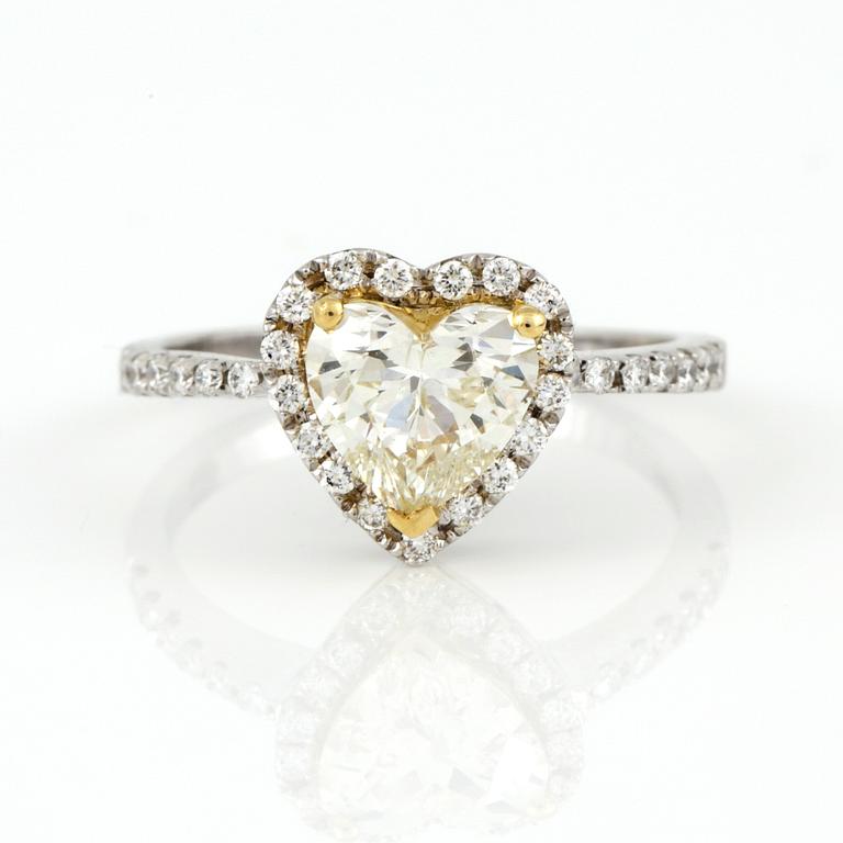 RING, tvåfärgat guld med hjärtslipad diamant, ca 1,28 ct och små briljantslipade diamanter. Vikt ca 3,30 g.