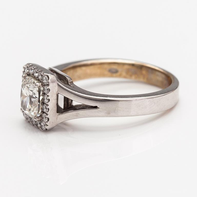 A 14K white gold ring with diamonds ca. 1.22 ct in total.