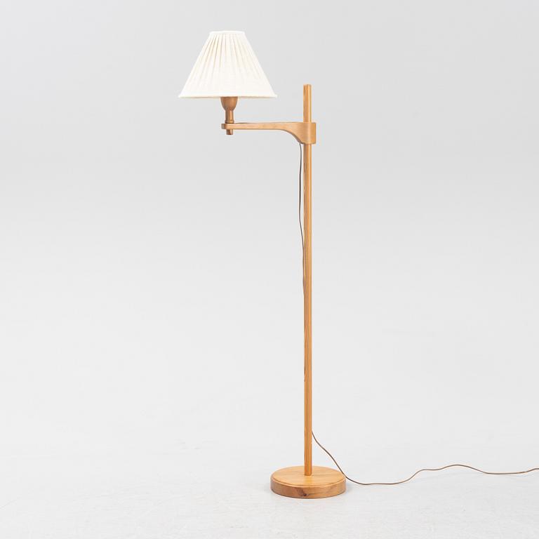 A pine 'Staken' floor lamp by Carl Malmsten, end of the 20th Century.