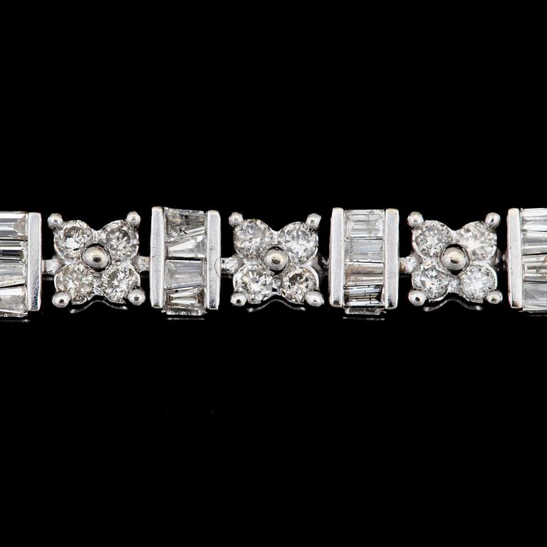 A baguette- and brilliant cut diamond bracelet, tot. 4.60 cts.