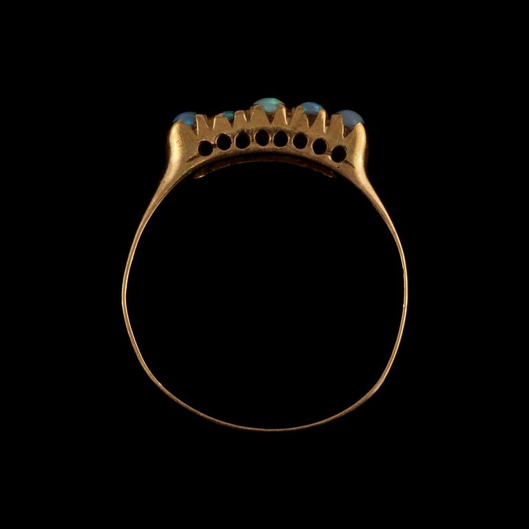 RING, 14k guld med 5 cabochonslipade opaler. Vikt 2 g.