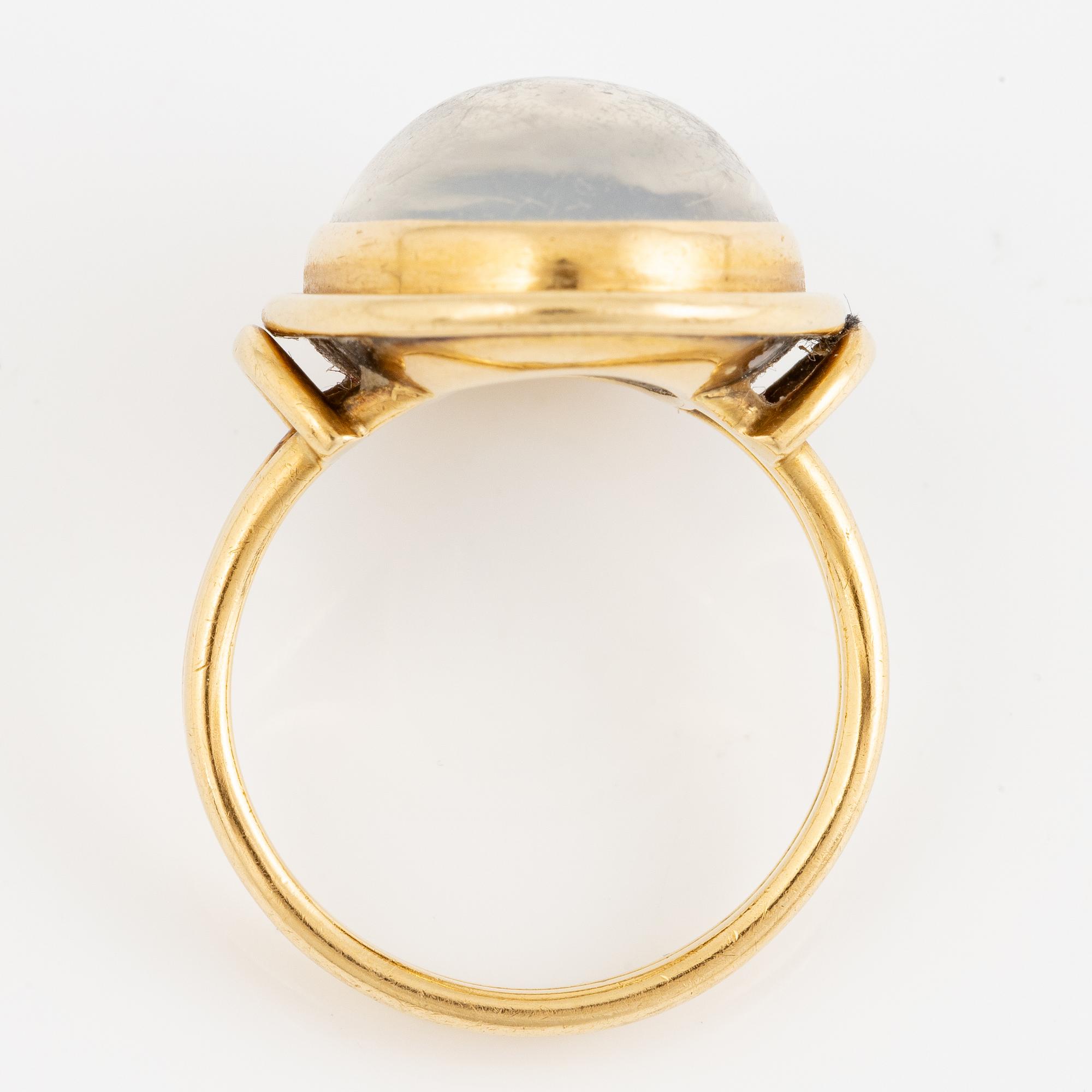 Ring 18K gold with moonstone.