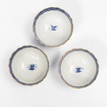 Parti, porslin samt fat i emalj på koppar, nio delar. Qingdynastin, 1700-tal.