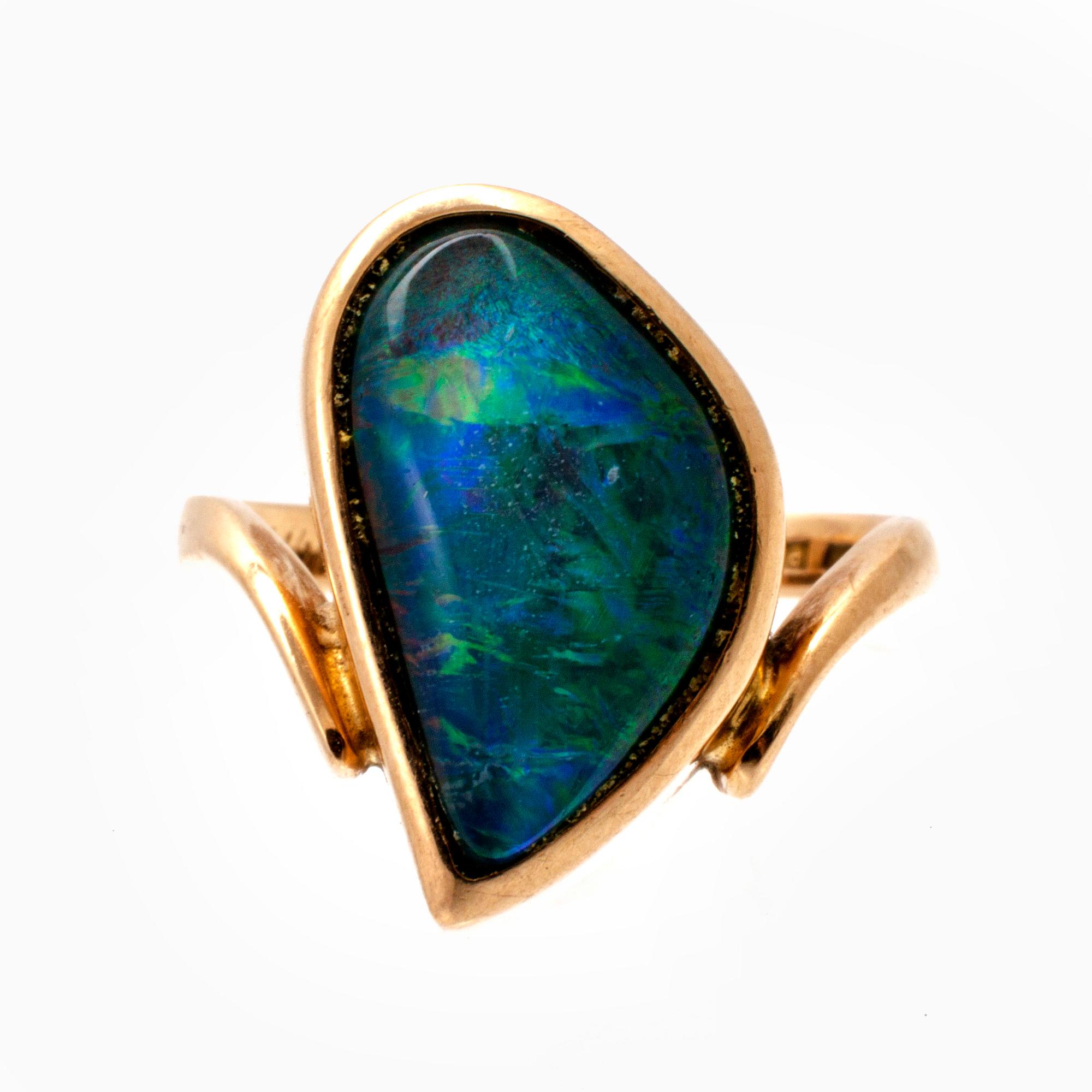 Ring 18K guld cabochonslipad opal, Guldsmed Björn Nilsson, Kristianstad, 1996.