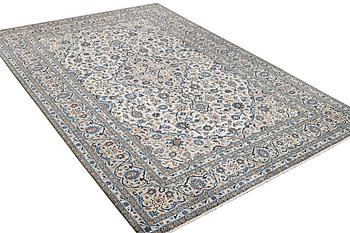 A Kashan carpet, c. 355 x 238 cm.